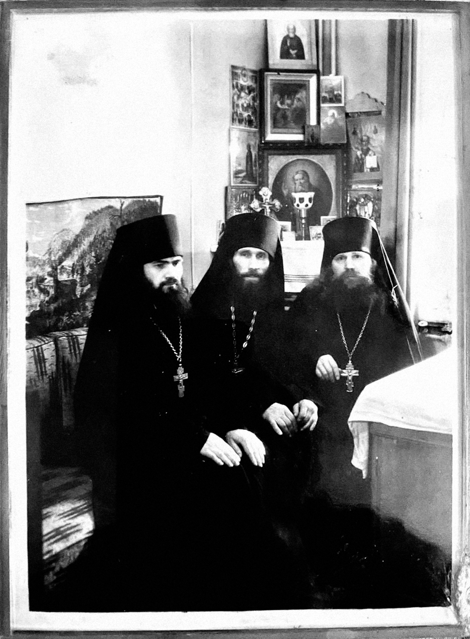 Игумен Никифор с отцами Кириллом и Адрианом (Кирсановым) в старой келье отца Кирилла под Трапезным храмом