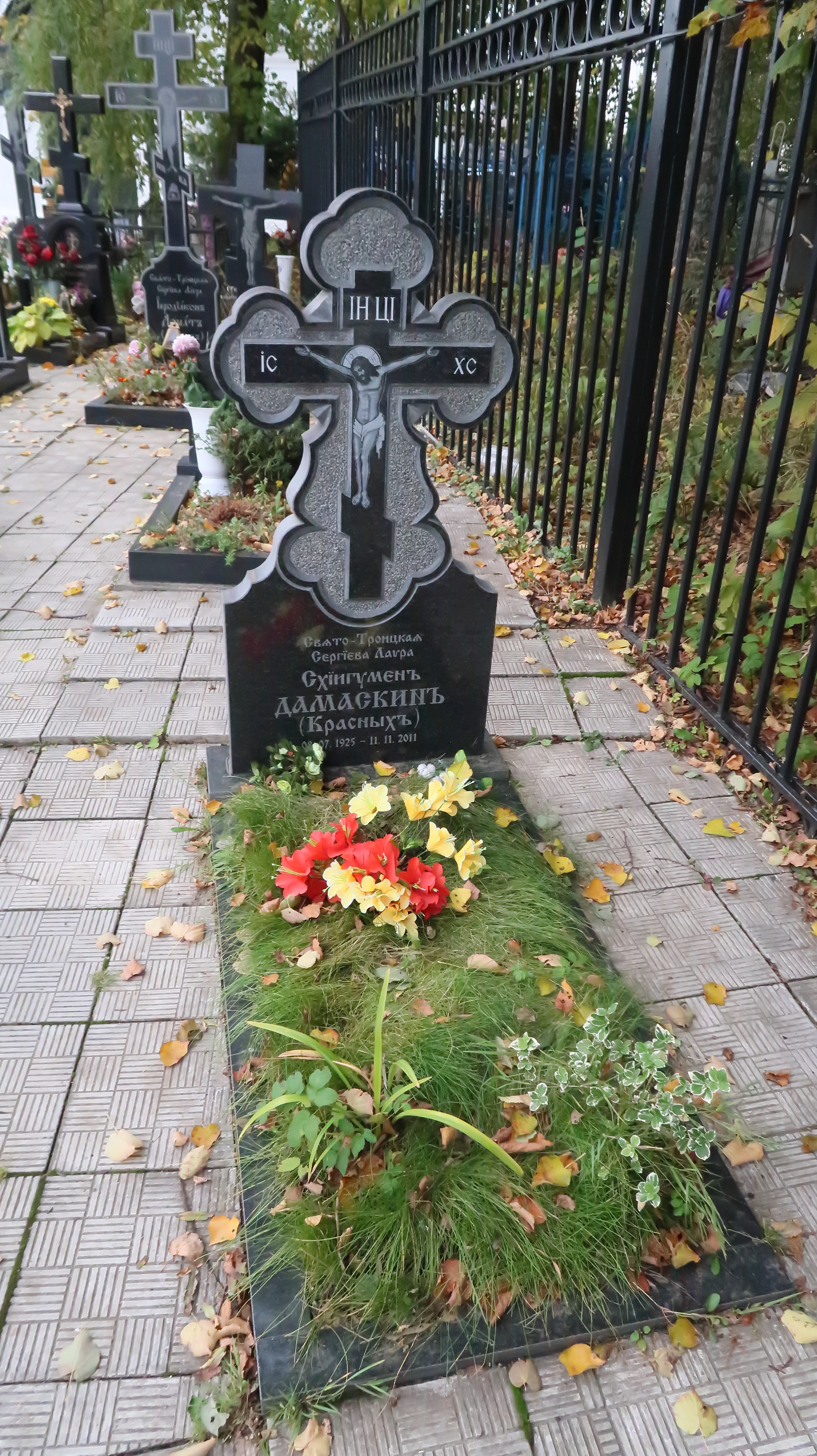 Могила отца Дамаскина на братском кладбище в Деулино