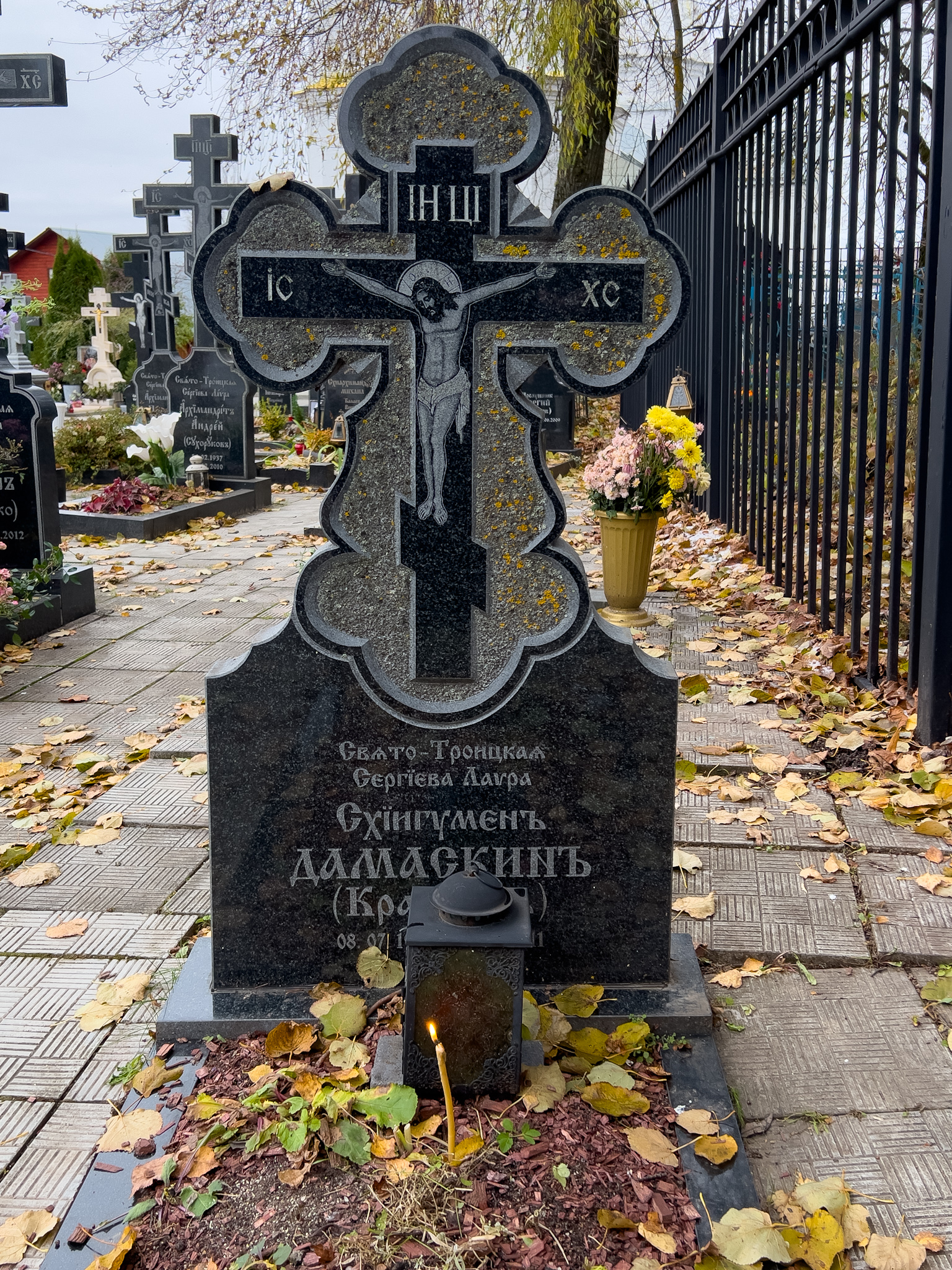 Могила схиигумена Дамаскина на братском кладбище в Деулино