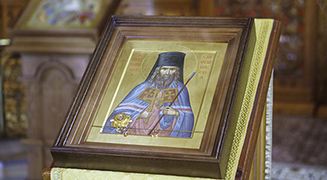 «Воспоим человека Божия, архипастыря избраннейшаго, светильника русскаго разсеяния…»