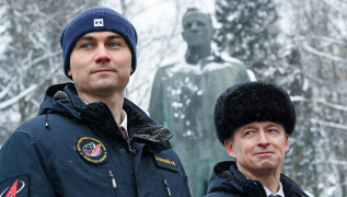 ТОРЖЕСТВЕННАЯ ВСТРЕЧА КОСМОНАВТОВ В ЗВЕЗДНОМ ГОРОДКЕ