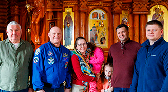 ПАЛОМНИКИ ВСТРЕТИЛИСЬ В ХРАМЕ С КОСМОНАВТАМИ