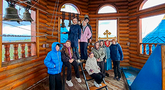 ШКОЛЬНИКИ В ХРАМЕ НА ПАСХАЛЬНОЙ СЕДМИЦЕ